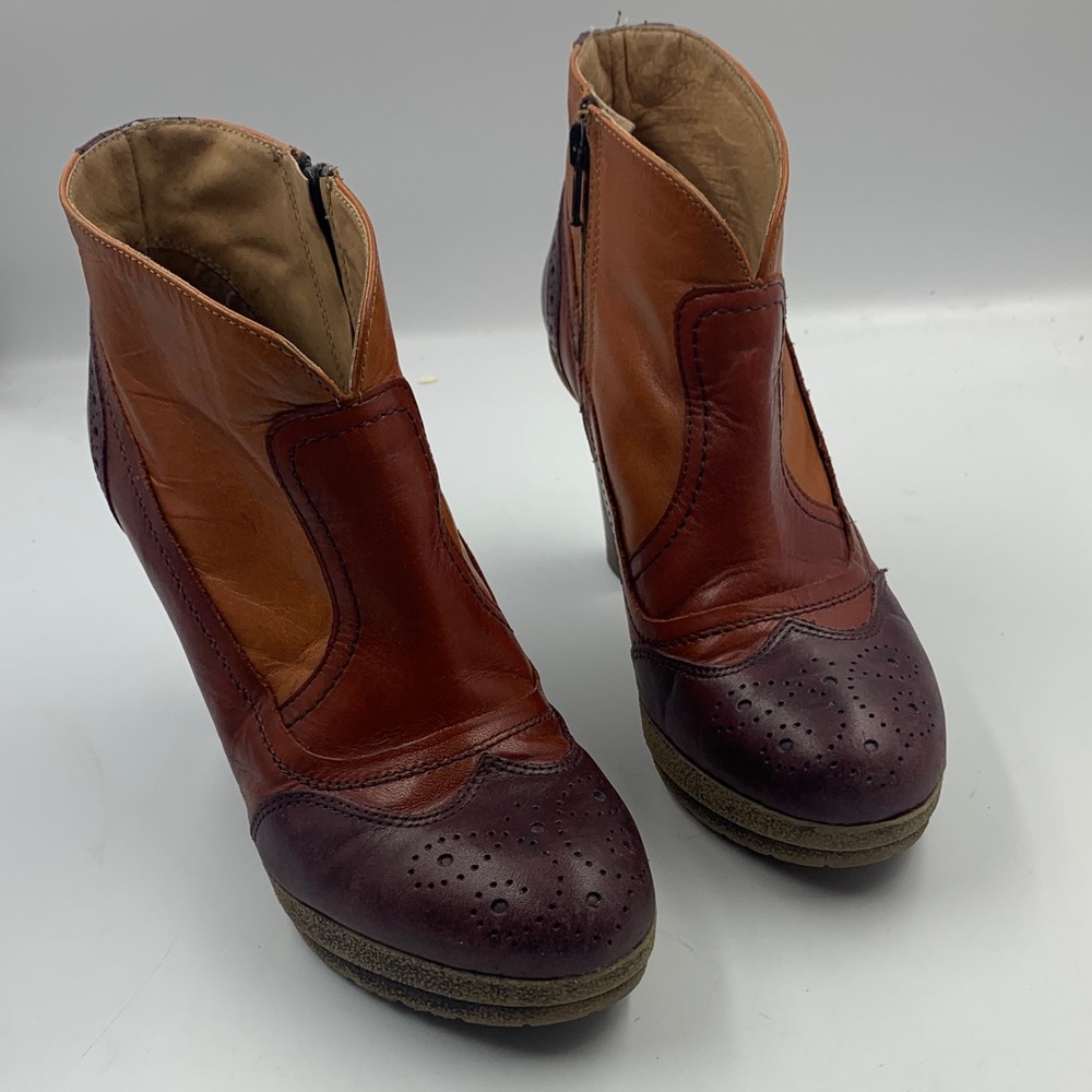 Chic Leather Ankle Boots in Brown and Tan